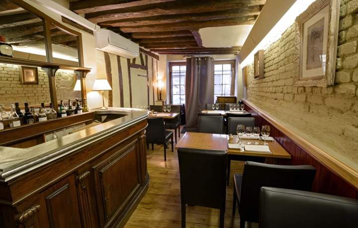 Intérieur restaurant rustique et chaleureux Paris