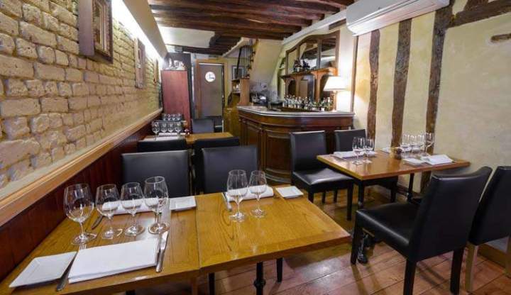 Salle avec tables dressées Paris
