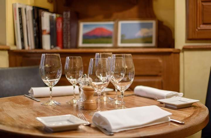 Table ronde en bois dressée Paris