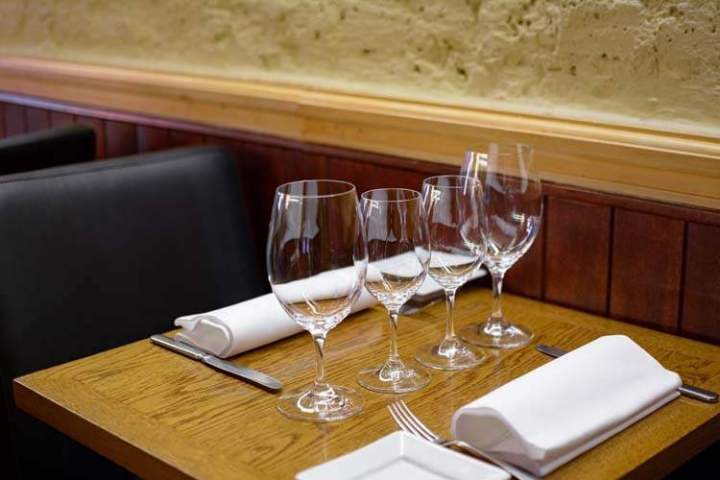 Verres à vin et serviettes blanches Paris