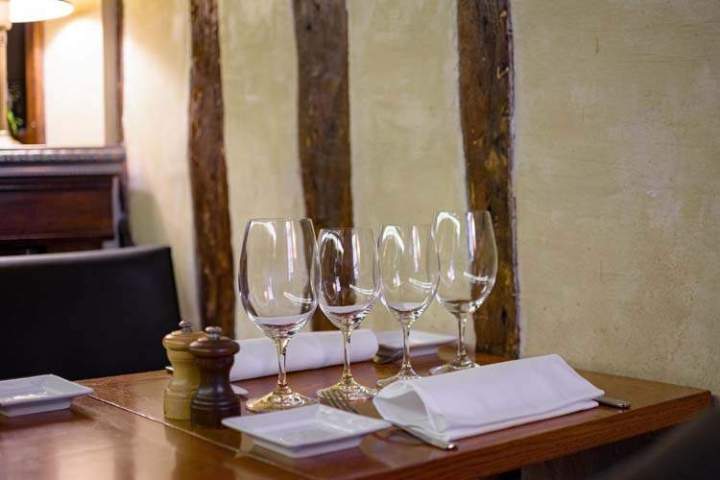 Table restaurant bien dressée Paris